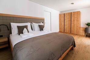 3 bedrooms, travel crib, free WiFi, bed sheets