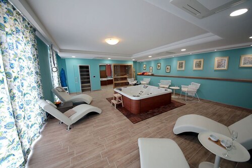 Villa with pool: sea and land in the beautiful Marche hills