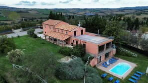 Exterior - Villa with pool: sea and land in the beautiful Marche hills (Marche)