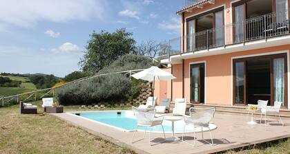Villa with pool: sea and land in the beautiful Marche hills