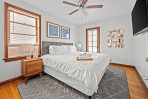 1 bedroom, iron/ironing board, WiFi, bed sheets - One-bedroom-City Livin' (Saint Louis)