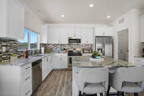 ثلاجة، ميكروويف، فرن، موقد طهي مسطح