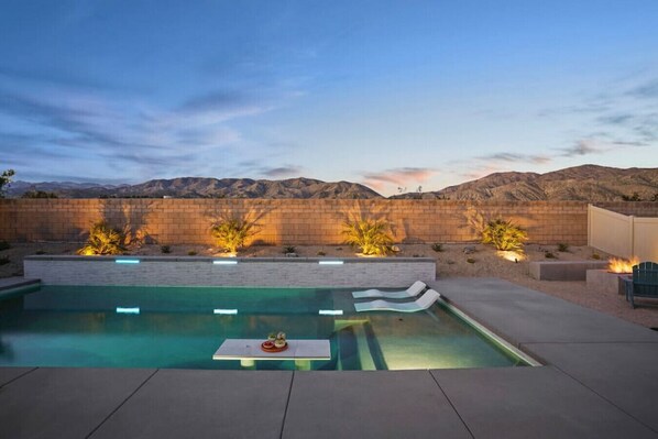 حمّام سباحة مُدفَّأ