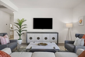 Smart TV, futbolito y tenis de mesa