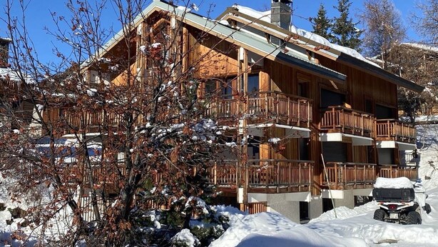 A wooden lodge with multiple balconies and a ski lift in the background. - 3-room duplex for 6 people with balcony and WIFI in L'Alpe d'Huez (Huez)