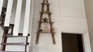 A wooden ladder shelf with decorative items against a white wall. - 3-room duplex for 6 people with balcony and WIFI in L'Alpe d'Huez (Huez)