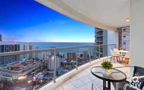 Outdoor dining - Surfers Paradise 2 Bedroom 2 Bath Sea View Unit (Surfers Paradise)