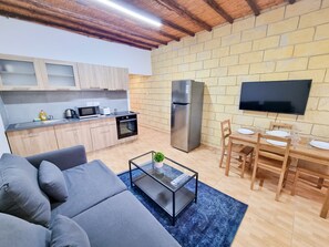 Flat-screen TV - Mountains Retreat Rooms & Suites (Agios Theodoros)