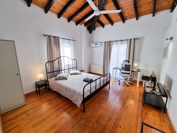 Desk, laptop workspace, iron/ironing board, bed sheets - Mountains Retreat Rooms & Suites (Agios Theodoros)