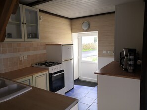 Een koelkast, een microgolfoven, een oven