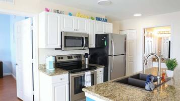 Een koelkast, een microgolfoven, een oven, een kookplaat