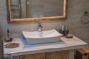 Suihku, hiustenkuivaaja, pyyhkeet, saippua