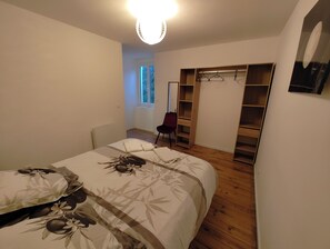 2 habitaciones, escritorio y tabla de planchar con plancha 