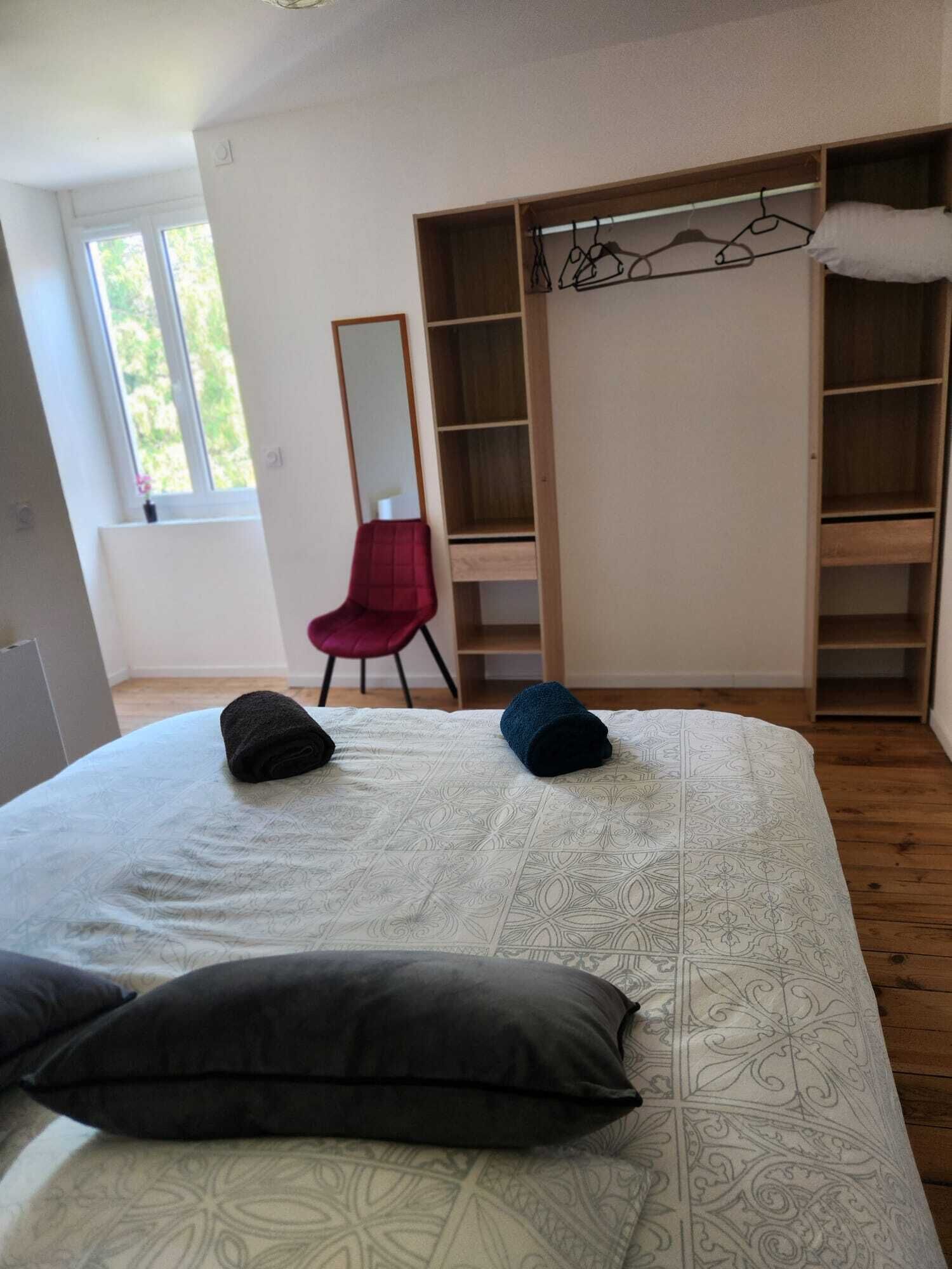 2 makuuhuonetta, työpöytä, silitysrauta/-lauta, vauvan matkasänky