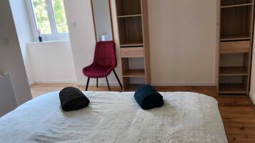 2 makuuhuonetta, työpöytä, silitysrauta/-lauta, vauvan matkasänky