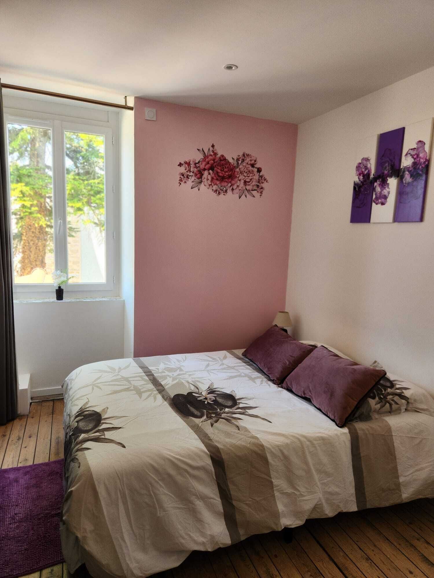 2 slaapkamers, een bureau, een strijkplank/strijkijzer, reisbedje