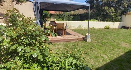 Maison 2 chambres d'hotes avec grand jardin dans un village en pierre au calme.