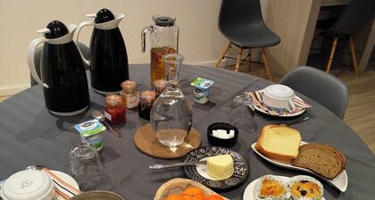 Maison 2 chambres d'hotes with large garden in quiet stone village.