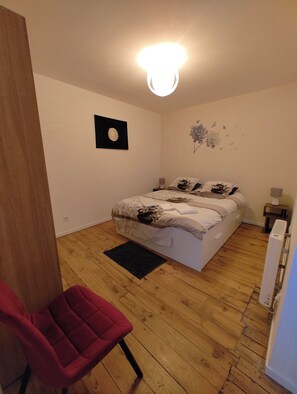 2 soverom, skrivebord, strykejern/-brett og reiseseng for barn