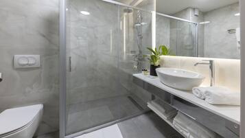 Badewanne und Dusche (separat), kostenlose Toilettenartikel