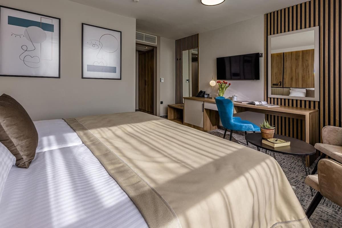 Luxe beddengoed, donsdekens, een minibar, een kluis op de kamer
