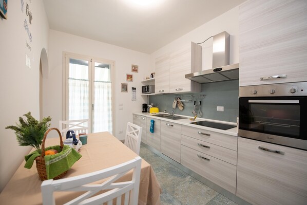 Apartament bàsic | Cuina privada | Frigorífic gran, microones, forn i rentaplats
