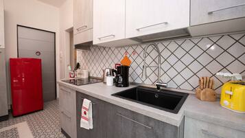 Economy Apartment | Private kitchen | Full-size fridge, microwave, oven, dishwasher