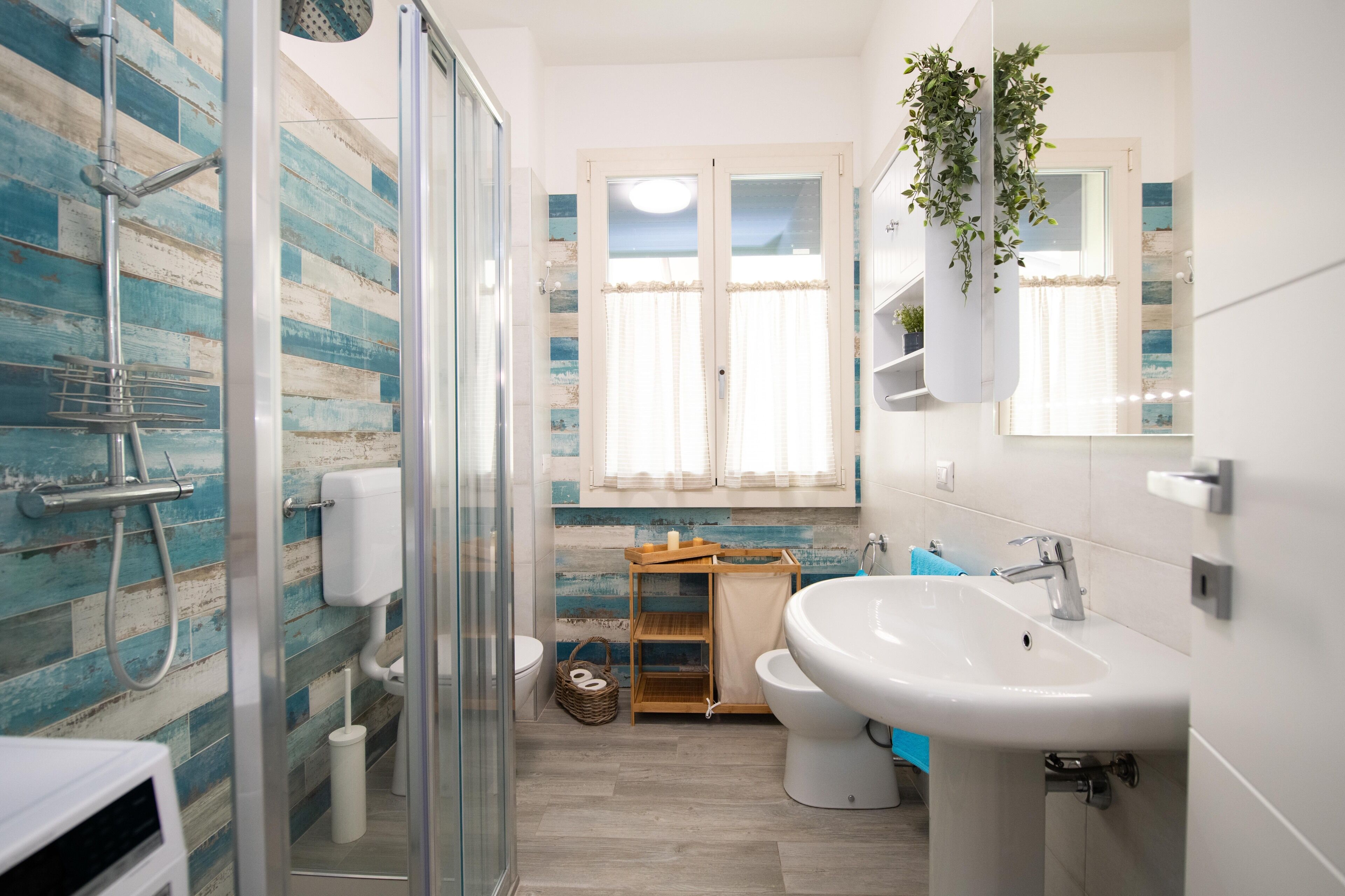 Basic Apartment | Bathroom | Shower, free toiletries, bidet, towels