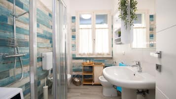 Appartement | Salle de bain | Douche, articles de toilette gratuits, bidet, serviettes fournies