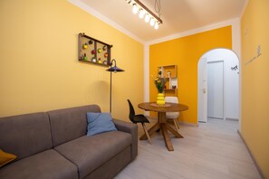 Apartament econòmic | Sala d'estar | Televisor de pantalla plana de 20 polzades amb canals digitals