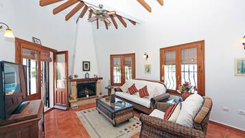 Una Smart TV, una chimenea