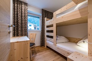 Habitación cuádruple superior | Ropa de cama hipoalergénica, escritorio, sistema de insonorización