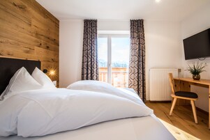 Ropa de cama hipoalergénica, escritorio y sistema de insonorización 