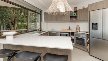 Fridge, oven, stovetop, dishwasher