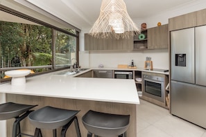 Fridge, oven, stovetop, dishwasher