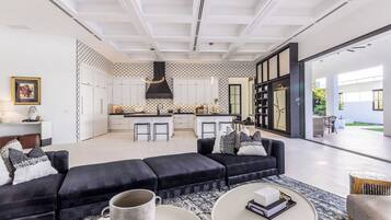 Fernseher, Kamin, Stereoanlage