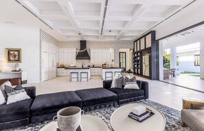 تلفزيون، مدفأة، ستيريو