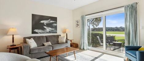 Fernseher, DVD-Player, Bücher, Videothek