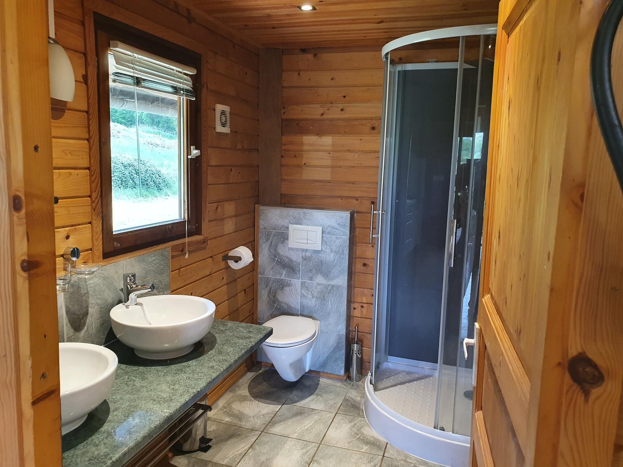 Douche, serviettes fournies, papier toilette