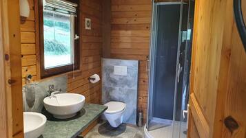 Douche, serviettes fournies, papier toilette