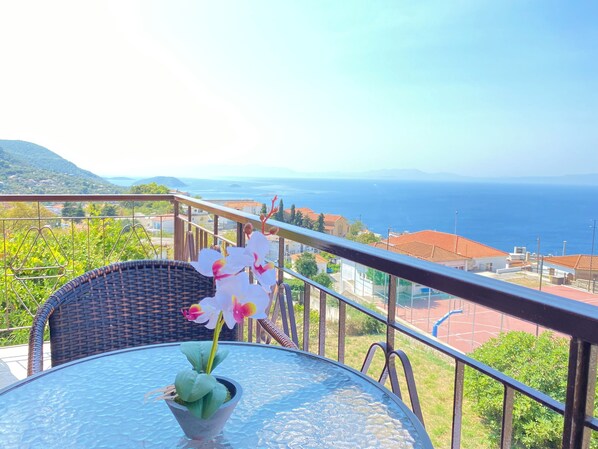 Outdoor dining - Demie and George House with stunning view (Γλώσσα)