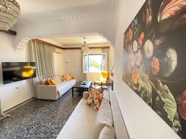 Flat-screen TV, fireplace