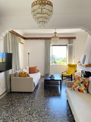 Flat-screen TV - Demie and George House with stunning view (Γλώσσα)