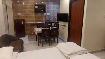 1 bedroom, in-room safe, desk, iron/ironing board