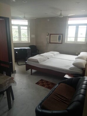 1 bedroom, in-room safe, desk, iron/ironing board