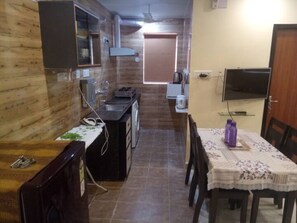 Réfrigérateur, micro-ondes, bouilloire électrique, grille-pain