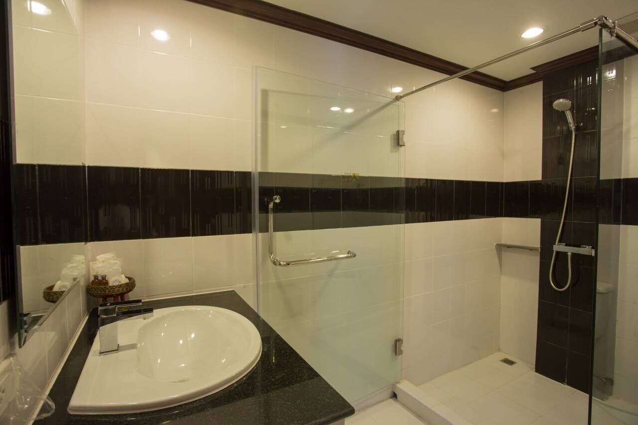 Shower, free toiletries, hair dryer, towels