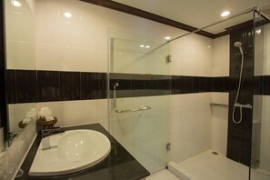 Douche, articles de toilette gratuits, sèche-cheveux