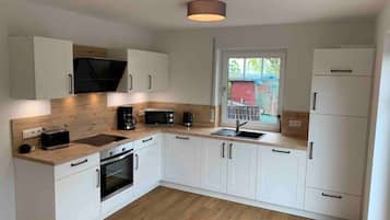 Frigorífico, microondas, horno y placa de cocina