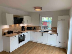 Fridge, microwave, oven, stovetop - Cozy vacation home near the North Sea (Krummhörn)